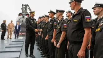 بازدید فرمانده منطقه یکم نیروی دریایی ارتش از ناو «استویسکی» روسیه