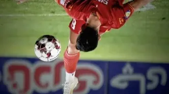 در نیمه نخست بازی با فولاد  دو ذوب آهنی اخراج شدند