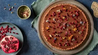 عصرونه امروز: طرز تهیه تارت شکلات و انار؛ مخصوص فصل زمستان!