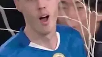 ویدئو: مرد یخی توپ را در دهانه دروازه به آسمان فرستاد