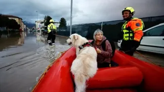 نجات یک سگ از سیل