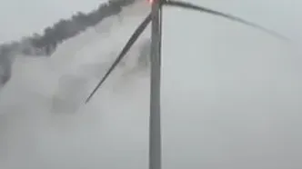 آتش گرفتن توربین بادی بر اثر اصابت صاعقه