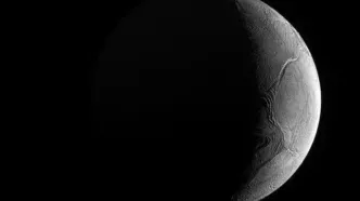 عکس روز ناسا از قمر اسرارآمیز زحل