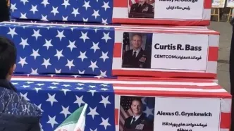 نمایش تابوت‌های نمادین فرماندهان ارتش آمریکا در مسیر راهپیمایی ۲۲ بهمن