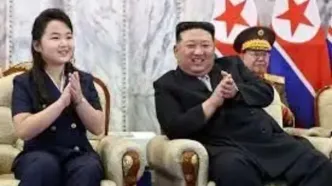 تصاویر دختر نوجوان رهبر کره شمالی درحال تماشای رژه نظامی