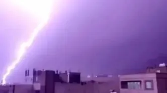 لحظه اصابت صاعقه به زمین در ایلام/ویدیو