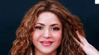 سفر در زمان؛ «شکیرا» در حال خروج از هتل میدتاون در نیویورک؛ سال 1384/ عکس