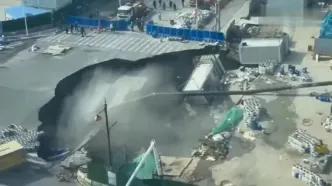 فرونشست گسترده و مهیب بخش بزرگی از یک جاده را در شانگهای چین بلعید!