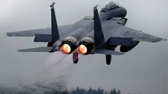 لحظه نفس‌گیر سوخت‌گیری یک جنگنده اف‑۱۵ در آسمان