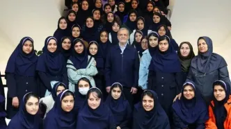 عکس یادگاری پزشکیان با دختران دبیرستانی