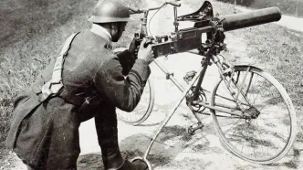 فناوری عجیب جنگ جهانی اول؛ تیربارهای متحرک بر روی دوچرخه!
