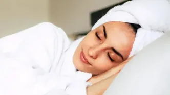 ۵ دلیل که نباید شب‌ها با موهای خیس بخوابید