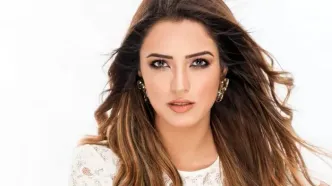 مادورو رفت تا این زن زیبا وزیر شود | چرا انتخاب این زن به عنوان وزیر جنجالی شده است؟ | دانیلا کابیو کیست؟