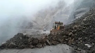 انسداد آزادراه قزوین-رشت به علت ریزش کوه