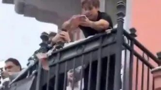 بلاگر اتریشی 10 هزار یورو از بالکن خانه بیرون انداخت/ویدیو