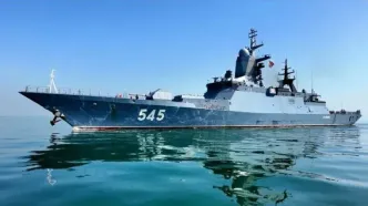 پهلوگیری ناو بالگردبر استویسکی روسیه در منطقه یکم‌ امامت نداجا