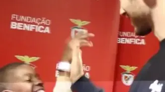 ویدئو: بنفیکا فرشته نجات ۹ ساله را به رختکن ستاره‌ها برد