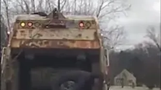 کشف اتفاقی مظنونِ فراری داخل سطل زباله توسط کارگر شهرداری