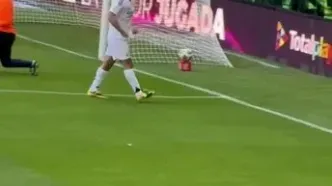 ویدئو: گل زیبای لوئیس فیگو به تیم اسطوره‌های بارسلونا