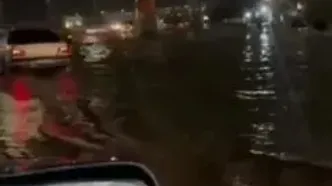 تبریز دریا شد! تصاویر گرفتار شدن مردم و خودروها در میان آب