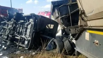 برخورد کامیون فوتون و تریلر اف در جاده قزوین - رشت