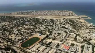 کارکنان صنعت نفت در خارک به فعالیت مشغول اند