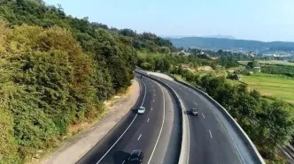 تردد روان در محورهای شمالی/ بارش باران و مه‌گرفتگی در جاده‌های ۲۱ استان کشور