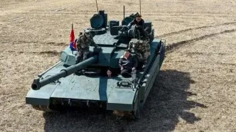 تصویر خاص رهبر کره شمالی به همراه دخترش سوار بر تانک در رزمایش نیروی زمینی