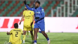 مهاجم استقلال در پاریس چه کار می کند؟