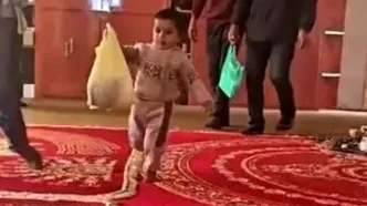 اهدای قلک یک کودک کشمیری به آسیب‌دیدگان جنگ در ایران/ویدیو