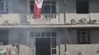 اهتزاز پرچم جمهوری اسلامی ایران بر فراز محل اصابت موشک‌های آمریکایی-اسرائیلی در سنندج/ویدئو