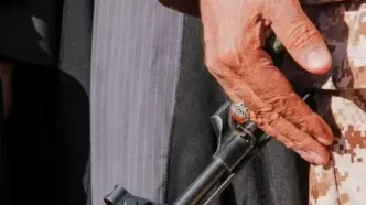 امام جمعه اهواز با لباس نظامی نماز میت خواند