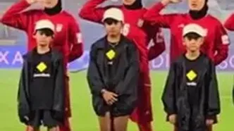 سلام نظامی بانوان فوتبالیست پیش از بازی با فیلیپین