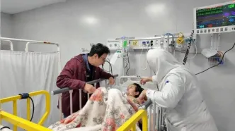 داریوش فرضیایی به دیدار کودکان جنگ زده در بیمارستان رفت + عکس