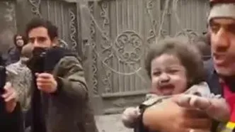 خارج کردن کودک خردسال از زیر آوار