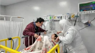 عیادت عموپورنگ از کودکان مجروح در جنگ/ تصاویر