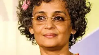 نویسنده برنده بوکر: در کنار ایران ایستاده‌ام