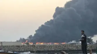 ۱۶ لنج در حمله جنگنده های دشمن در بندر لنگه دچار حریق شد