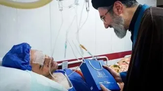 عیادت آیت‌الله سیدمجتبی خامنه‌ای از جانبازان انفجار پیجرهای حزب الله لبنان + عکس