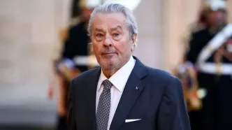 سفر در زمان؛ «آلن دلون» در کنار ماشین اش در جنگل ونسن؛ سال 1337