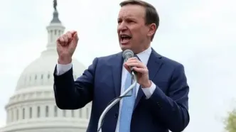 یک سناتور آمریکایی: ترامپ کنترل جنگ را از دست داده و به وحشت افتاده است