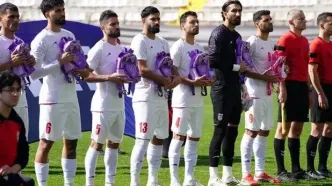 سرود خواندن ملی‌پوشان فوتبال ایران با کوله‌پشتی به یاد شهدای دختر میناب