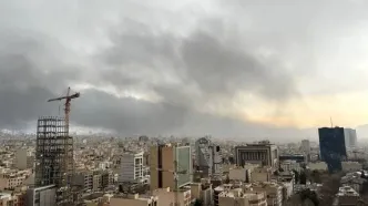 باران سیاه در تهران ناشی انفجار دیشب انبار نفت/ هشدار درباره محافظت در برابر باران‌های اسیدی سمی/ استاندار تهران: مردم حتما از ماسک استفاده کنند/ تصاویر