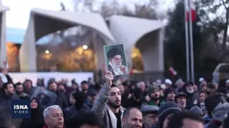 ویدیو/ تجمع سوگواران رهبر شهید انقلاب در مقابل دانشگاه تهران