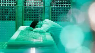 پیکر رهبر شهید انقلاب در مشهد به خاک سپرده می‌شود