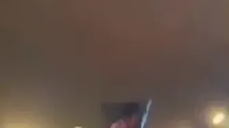 فیلم لحظه ی بی نظیر از حضور مردم زیر صدای بمباران و ضدهوایی ها که ترک میدان نکردند