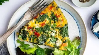 طرز تهیه کوکو سیب زمینی و اسفناج؛ شام فوری و خوشمزه