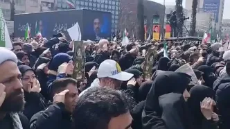 سلام نظامی مردم به فرمانده معظم کل قوا در مراسم تشییع شهدای جنگ رمضان + ویدئو