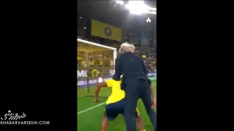 ویدیو| خوشحالی باورنکردنی سرمربی النصر؛ ژرژ ژسوس روی کول گلزن پرید!