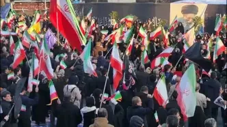 فیلم حضور پرشور مردم در میدان انقلاب تهران / فتنه های دشمن بی اثر است